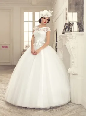 ---Classic princess-style wedding dress with short-sleeved lace bodice, belt with bow at the waist--